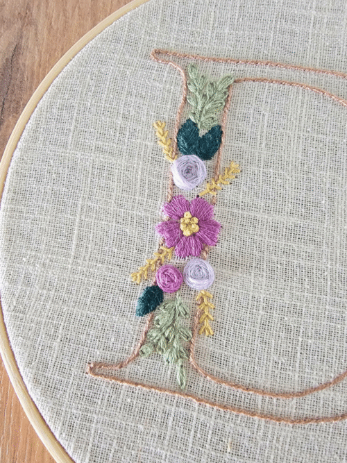 Lettre brodée et fleurs