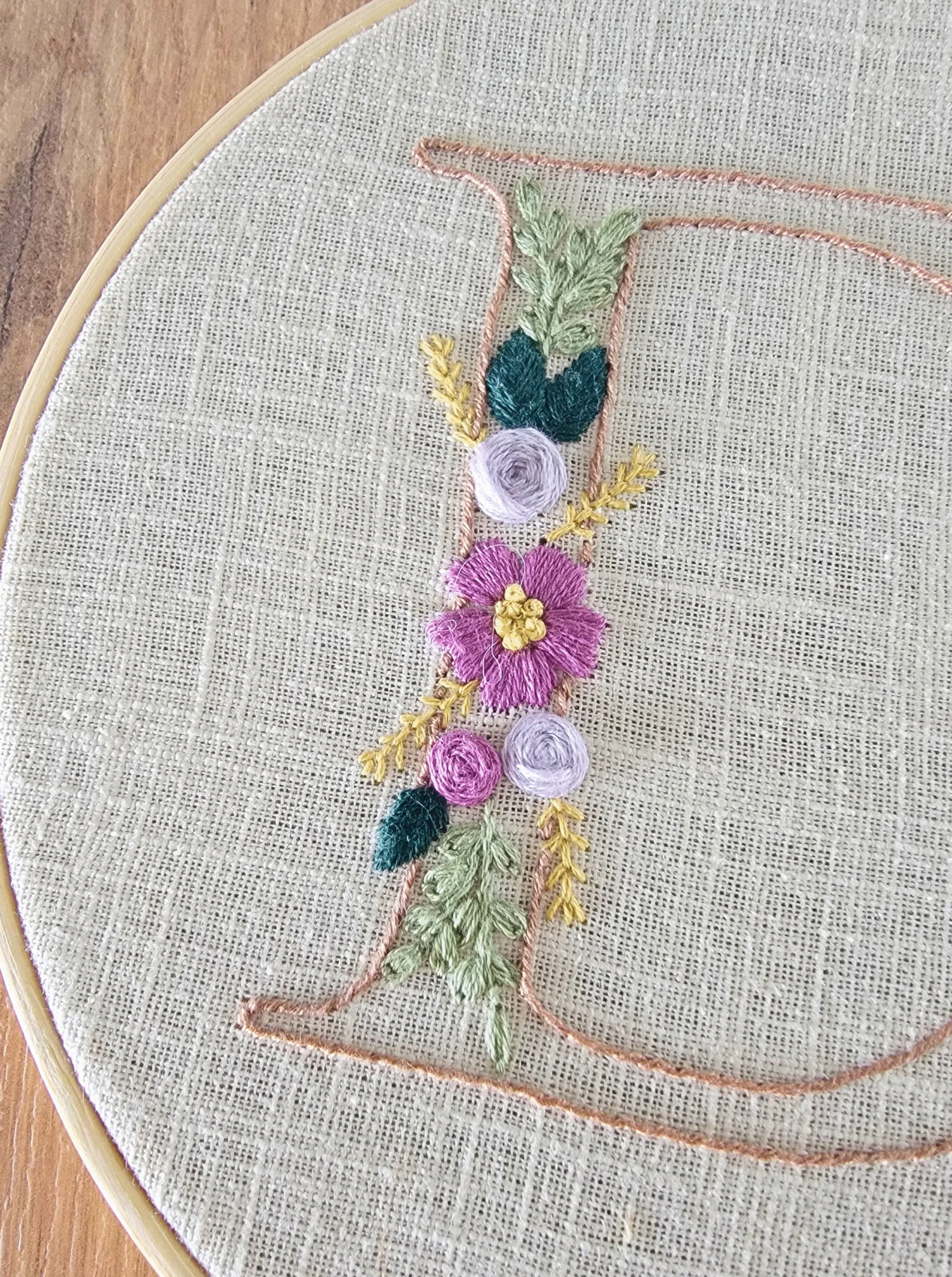 Lettre brodée et fleurs