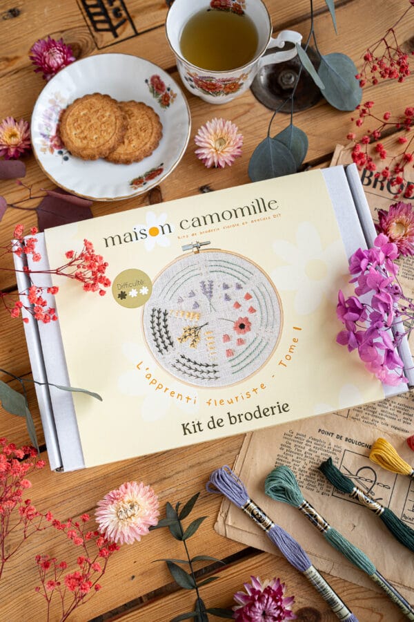 Kit de broderie "L'apprenti fleuriste" - Tome 1 – Image 3