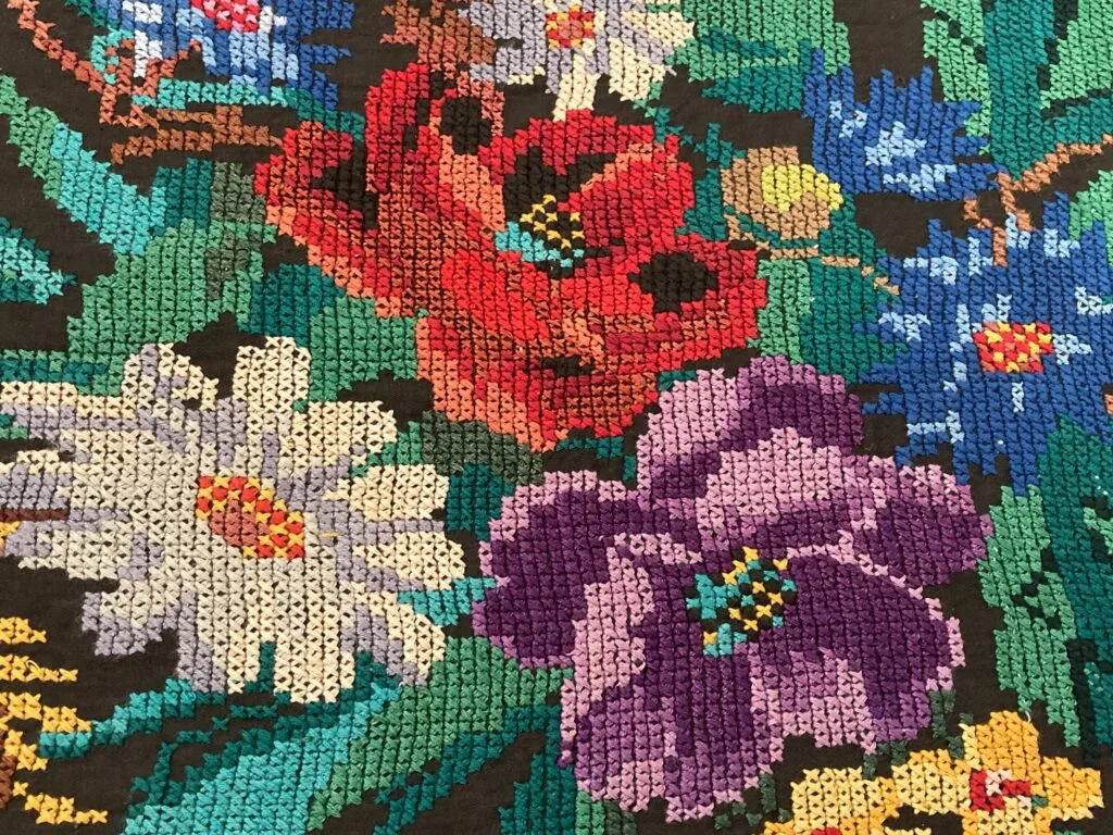 Broderie au point de croix ou point compté représentant des fleurs très colorées