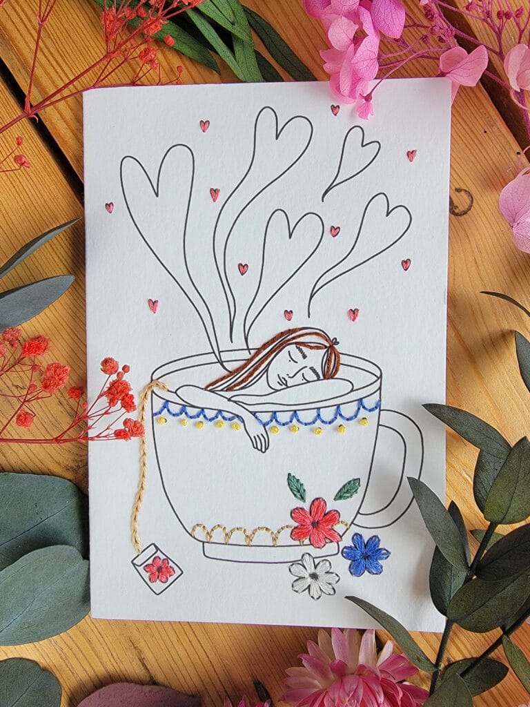 Carte à broder représentant une femme prenant son bain dans une tasse de thé, broderie sur papier réconfortante
