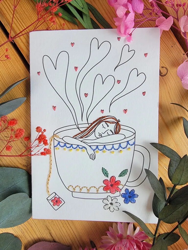 Carte à broder représentant une femme prenant son bain dans une tasse de thé, broderie sur papier réconfortante