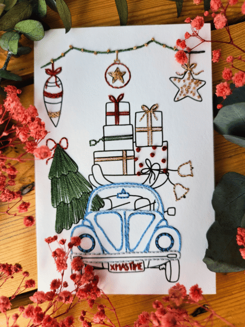 Carte à broder avec une voiture débordant de cadeaux de Noel