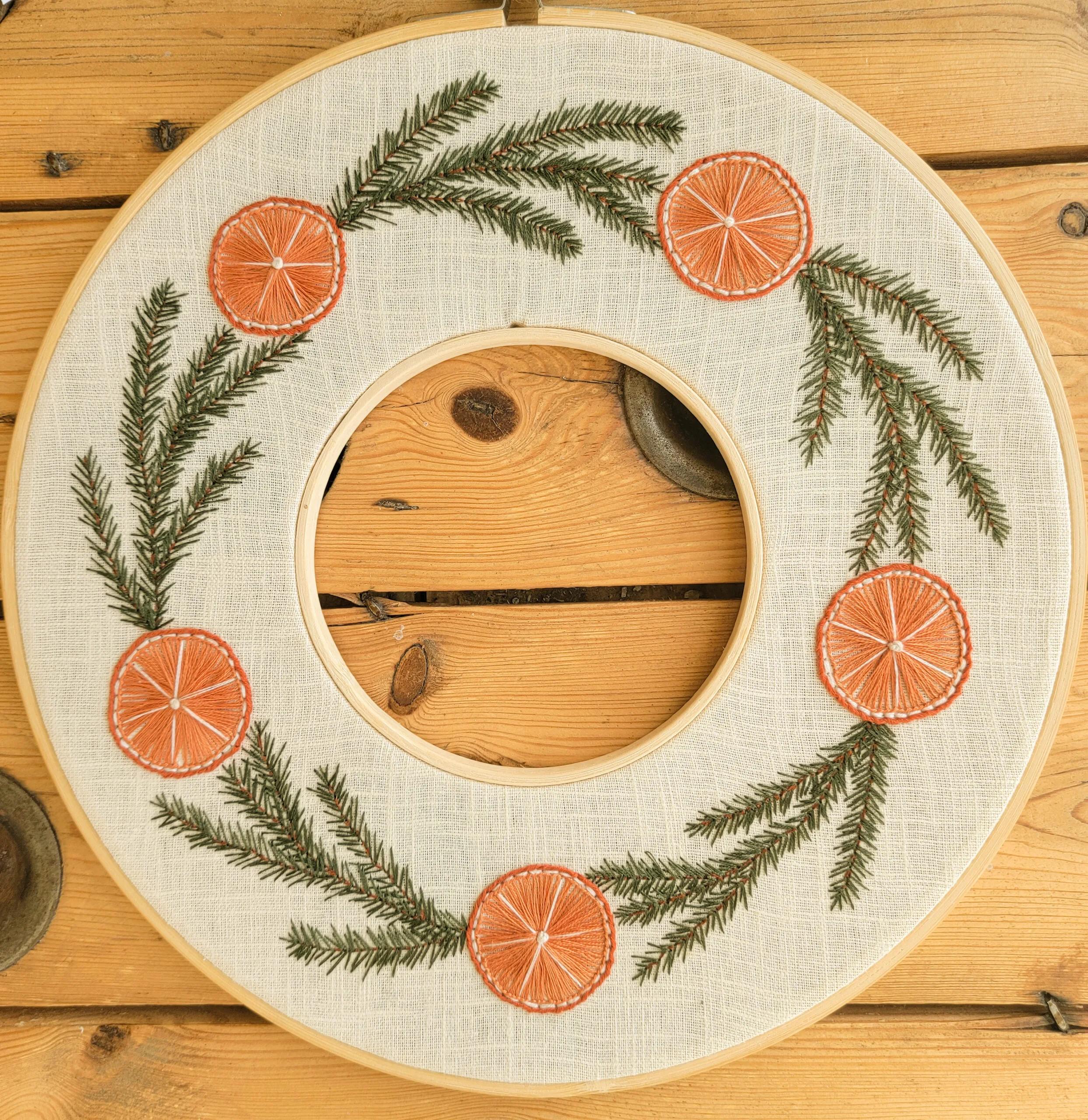 Kit Broderie Noël : Couronne de sapin et d'oranges