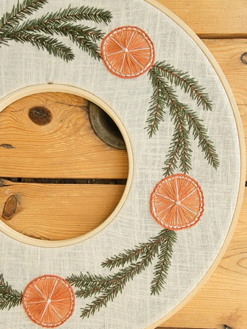 Patron Broderie Noël représentant une couronne d'oranges séchées et de sapin