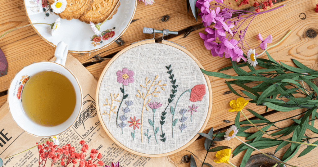 Une tasse de thé, quelques gâteaux et une activité manuelle à broder