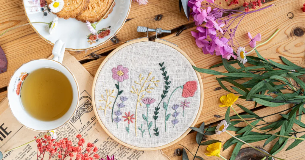 Une tasse de thé, quelques gâteaux et une activité manuelle à broder