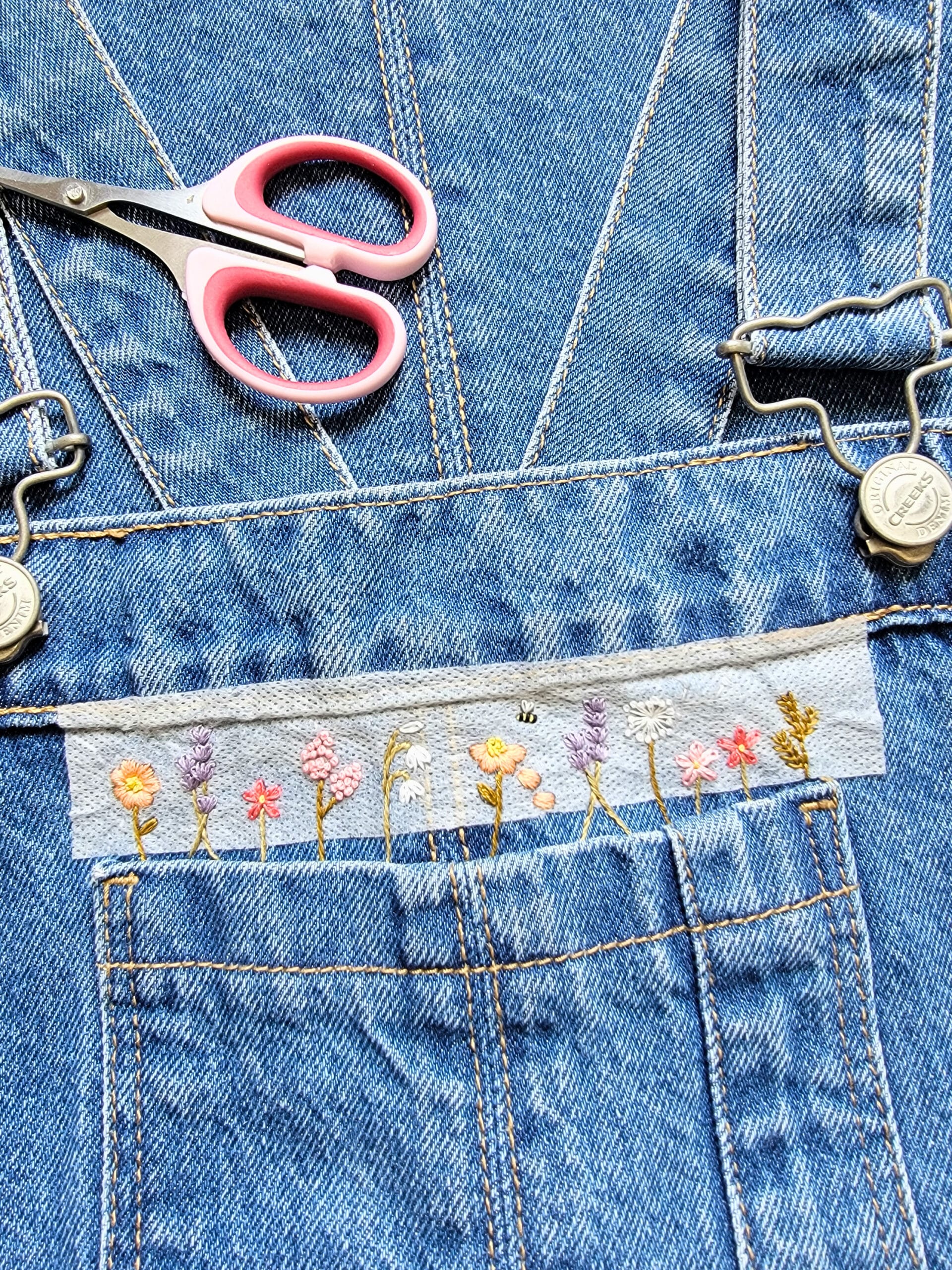 Fleurs Sauvages - Kit broderie poche salopette à broder – Image 5