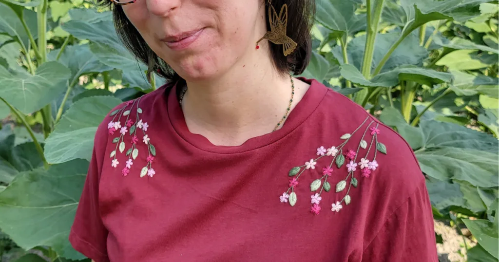 tee shirt broderie épaules cascade de fleurs