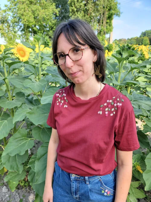 Kit broderie vêtement sur épaule en cascade de fleurs