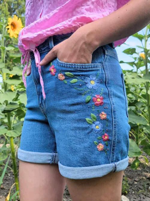 Kit broderie vêtement fleurs sur short d'été