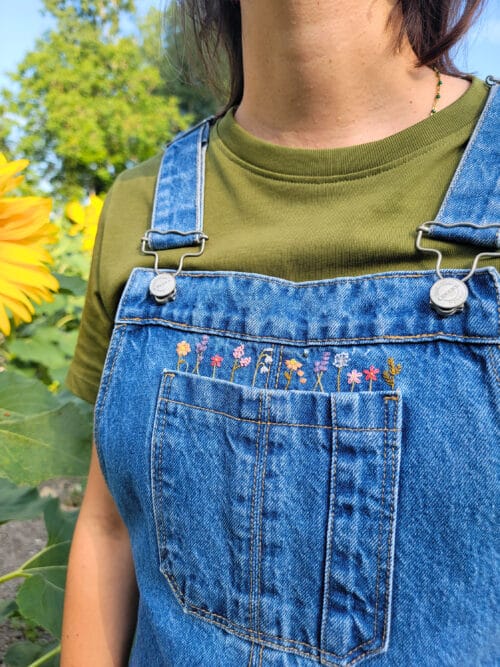 Kit broderie vêtement fleurs grande poche salopette
