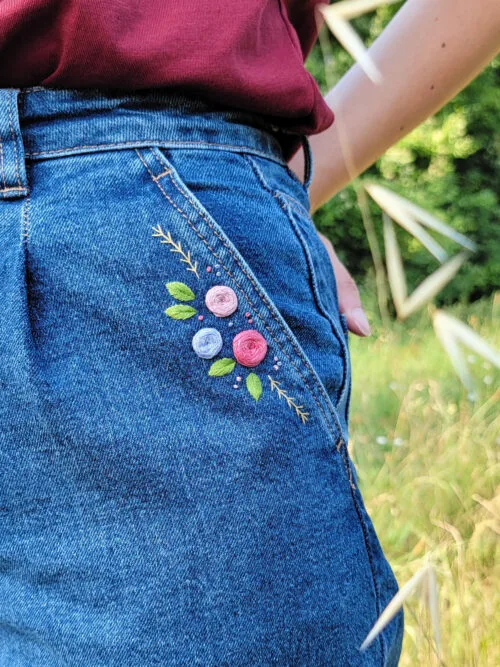 Kit broderie vêtement pour fleurir un bord de poche droite