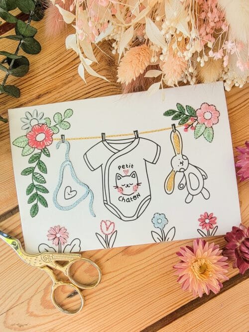 Version brodée de la carte à broder de la layette du petit chaton à offrir pour une naissance